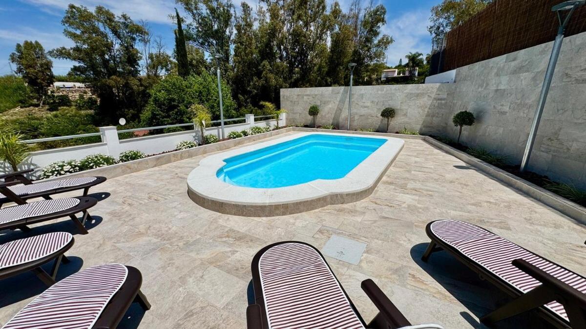 De Diseno Con Piscina Y Barbacoa
