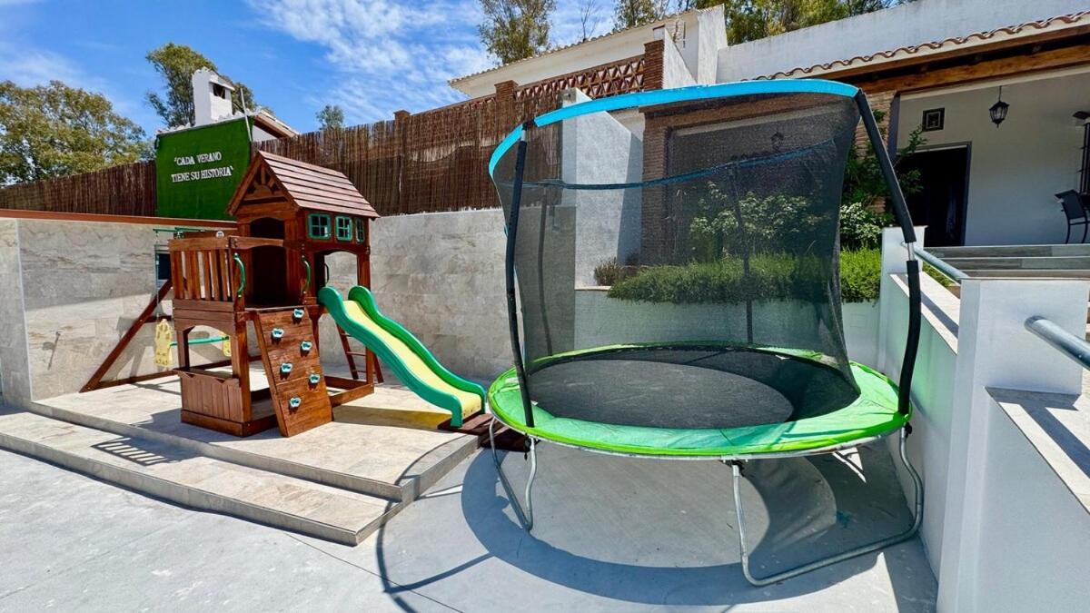 De Diseno Con Piscina Y Barbacoa