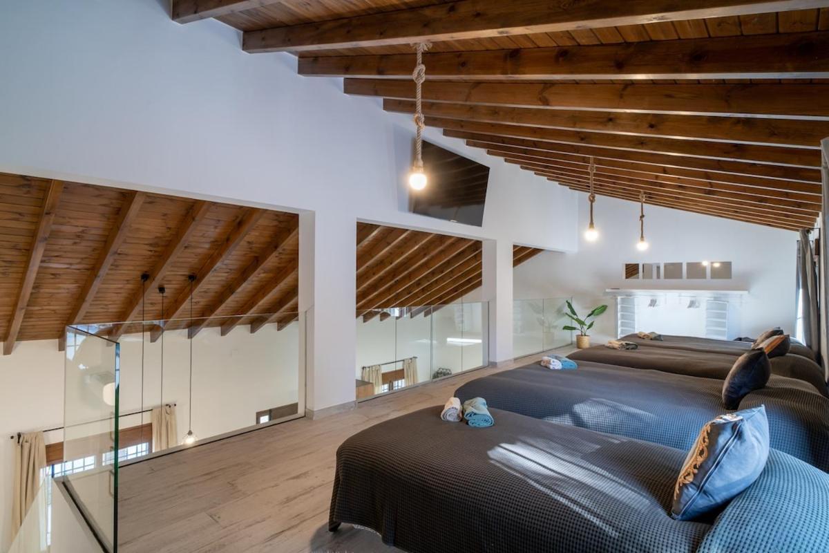 De Diseno Con Piscina Y Barbacoa