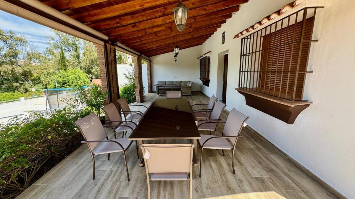 De Diseno Con Piscina Y Barbacoa